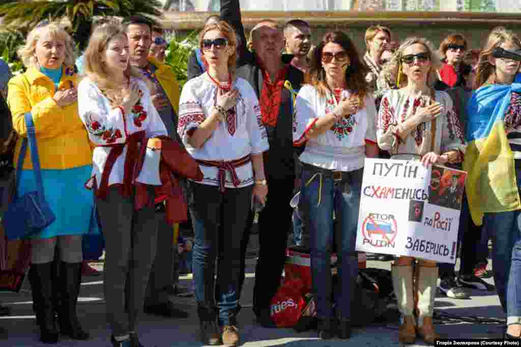 Барселона &quot;Більшість перехожих виражали українцям свою підтримку оплесками та схвальними вигуками, також чимало людей знімали все що відбувається на телефони та камери&quot;, - пише Глорія Грозяк.