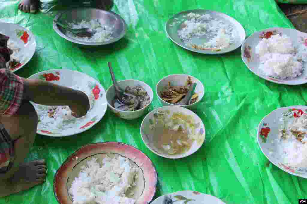 အထက်မြတ်လှဲစစ်ရှောင်စခန်းရှိ ကလေးငယ်တစု၏ ညနေစာ