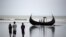 Perahu pengungsi Rohingya yang terbalik tampak di Bailakhali, dekat Cox's Bazar, Bangladesh, Selasa (31/10). 