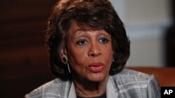 Depite Ameriken ki reprezante eta kalifòni, Maxine Waters, pandan li tap pale ak laprès nan Capitol Hill nan Washington, 23 mas 2017.