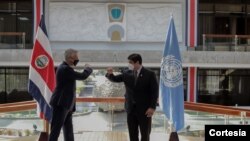 El Alto Comisionado para los Refugiados de las Naciones Unidas Filippo saluda al presidente de Costa Rica Carlos Alvarado, 10 de febrero de 2021. [Foto: Cortesía cancillería Costa Rica]