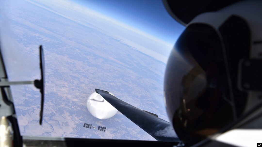 Pilot Angkatan Udara AS melihat ke arah balon pengintai China yang melayang di atas AS pada 3 Februari 2023. Kementerian Pertahanan Taiwan mengatakan sebuah balon pengintai milik militer China terlihat di Selat Taiwan. (Foto: Department of Defense via AP)
