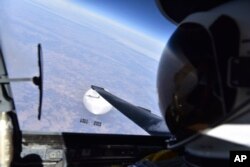 Seorang pilot Angkatan Udara AS melihat ke arah balon pengintai yang diduga milik China saat melayang di atas wilayah AS pada 3 Februari 2023. (Departemen Pertahanan AS via AP)
