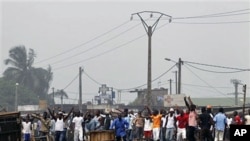 Un groupe de Jeunes Patriotes bloquant l'entrée d'Abobo, le 11 janvier