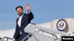 لحظه بازگشت معاون رئیس‌جمهوری آمریکا، جی‌دی ونس به ایالات متحده پس از شرکت در مذاکرات با جمهوری اسلامی ایران در اسلام‌آباد - ۱۲ آوریل ۲۰۲۶ پایگاه مشترک اندروز، مریلند