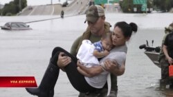Hình ảnh cảnh sát Mỹ cứu mẹ con gốc Việt trở thành biểu tượng trong bão Harvey