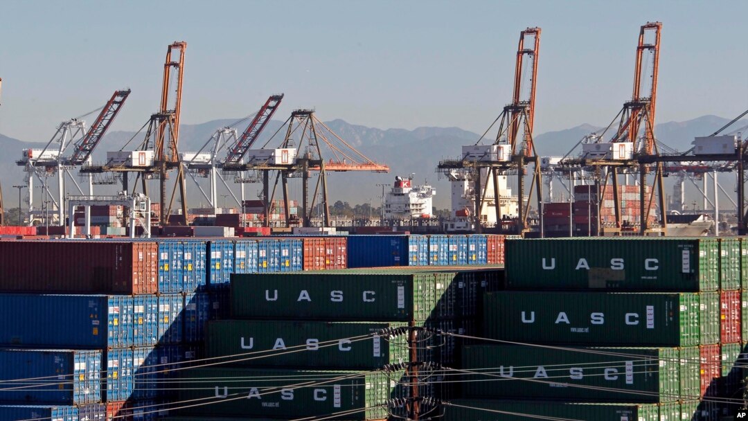 Pelabuhan AS di kota Los Angeles, California (foto: ilustrasi). AS mengalami lonjakan impor selama tahun 2021, memicu defisit perdagangan.