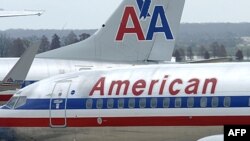 Una de las aeronaves pertenece a la empresa American Airlines.