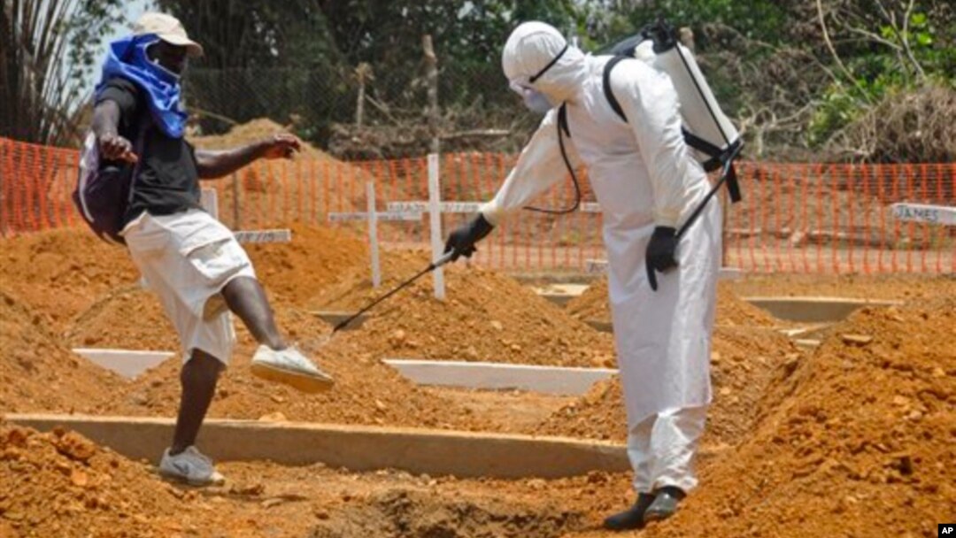 Seorang pria disemprot disinfektan di Monrovia, Liberia (11/3). (AP/Abbas Dulleh)