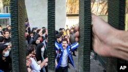 Антиправительственная демонстрация студентов Тегеранского университета. Тегеран. Иран. 30 декабря 2017 г.