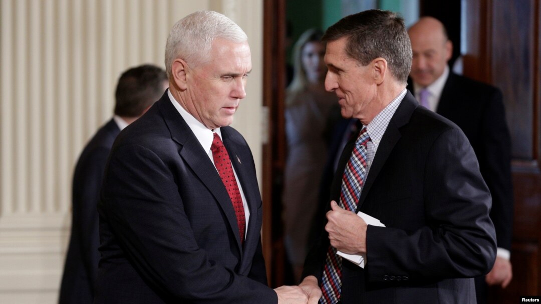 Wapres AS Mike Pence (kiri) berjabat tangan dengan Michael Flynn di Washington DC (foto: dok).