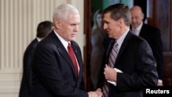 Wapres AS Mike Pence (kiri) berjabat tangan dengan Michael Flynn di Washington DC (foto: dok).