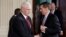 Wapres AS Mike Pence (kiri) berjabat tangan dengan Michael Flynn di Washington DC (foto: dok).