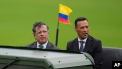 El presidente colombiano Gustavo Petro y su nuevo ministro de Defensa, Pedro Sánchez. En Bogotá, Colombia, el martes 11 de marzo de 2025.