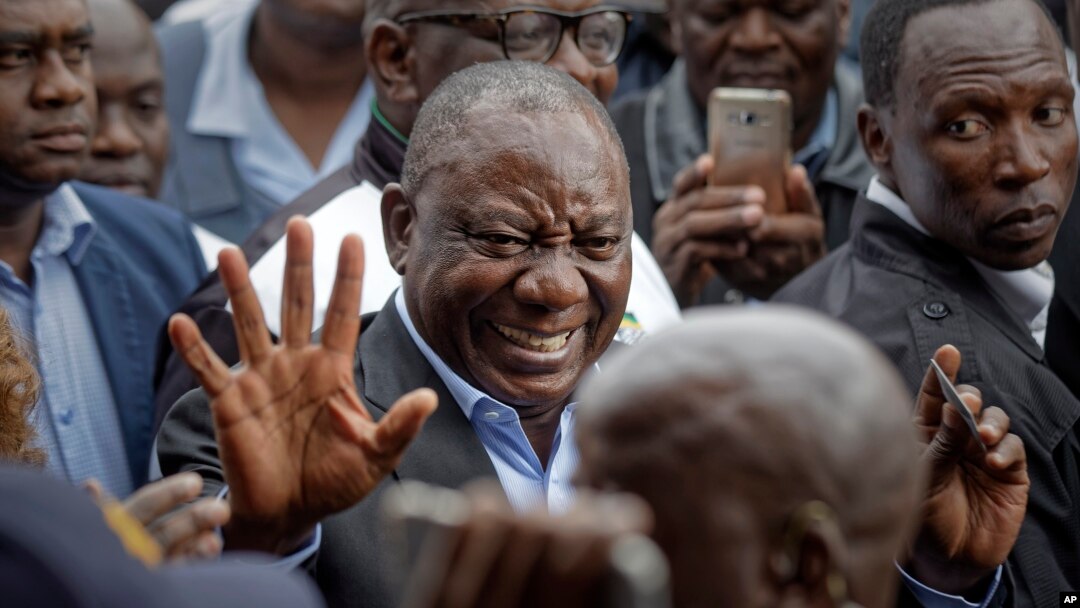 Presiden Cyril Ramaphosa menyambut para pendukungnya setelah memberikan suaranya di Sekolah Dasar Hitekani di Soweto, Johannesburg, Afrika Selatan, Rabu, 8 Mei 2019 (foto: AP Photo/Ben Curtis)