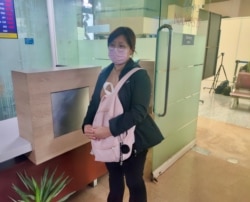 Nurse Azhino Marina is apprehensive as she waits for her COVID-19 vaccine shot at New Delhi’s Indraprastha Apollo Hospital. (Anjana Pasricha/VOA)