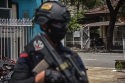 Seorang polisi berjaga di lokasi ledakan di luar sebuah gereja di Makassar pada 28 Maret 2021. (Foto: AFP/Indra Abriyanto)