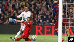 Cristiano Ronaldo marque le deuxième but du Real Madrid battant le gardien de Barcelone Claudio Bravo lors d'un match de football de La Liga espagnole surnommé «el clasico» opposant le Barcelone au Real Madrid, au stade Camp Nou à Barcelone, Espagne, 2 av