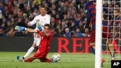 Cristiano Ronaldo marque le deuxième but du Real Madrid battant le gardien de Barcelone Claudio Bravo lors d'un match de football de La Liga espagnole surnommé «el clasico» opposant le Barcelone au Real Madrid, au stade Camp Nou à Barcelone, Espagne, 2 av