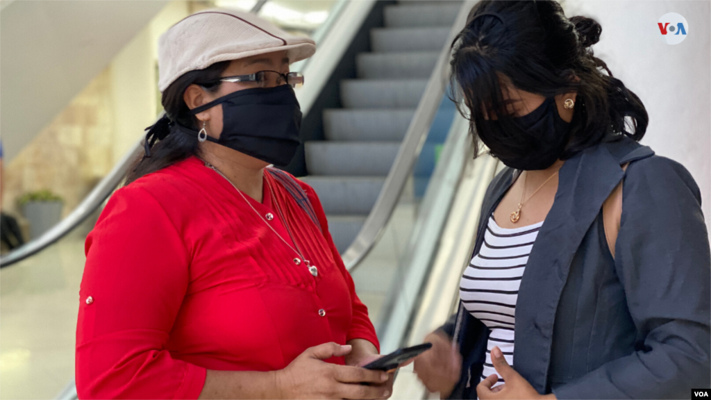 En los centros comerciales capitalinos la afluencia de persona ha disminuido considerablemente y quienes llegan, toman sus precauciones. [Foto: Houston Castillo]