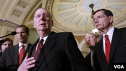 Ketua Minoritas Senat Mitch McConnell dari fraksi Republik (tengah) mengatakan ia dan Gedung Putih hampir mencapai kesepakatan yang bisa menarik dukungan kedua fraksi.