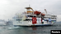 Турецкое круизное судно Mavi Marmara с пропалестинскими активистами и гуманитарной помощью для Газы на борту покидает порт Сарайбурну в Стамбуле. 22 мая 2010 г.