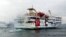 Турецкое круизное судно Mavi Marmara с пропалестинскими активистами и гуманитарной помощью для Газы на борту покидает порт Сарайбурну в Стамбуле. 22 мая 2010 г.