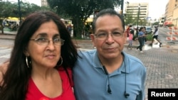 Pemilih AS keturunan Hispanik, Roger Luna dan temannya, Dolores Alvarez, berpose di San Antonio, Texas, 13 Okobert 2018. 