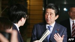 安倍4月27日见媒体谈韩朝峰会（法新社）