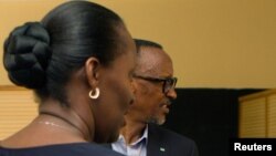 Le président sortant rwandais Paul Kagame, à droite, avec sa femme Jeannette dans un bureau de vote à Kigali, Rwanda, 4 août 2917.