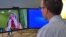 Diana Rae, de Terino, en Washington, le explica al médico sus síntomas en una consulta a través de Skype.