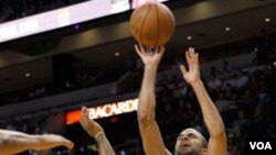 Los jugadores de la NBA celebraron la Noche Latina vistiendo camisetas adaptadas al español como "El Heat" y "Los Spurs".