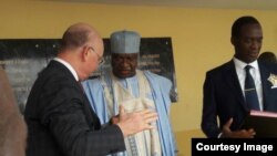 Le Premier ministre camerounais, Philemon Yang, au centre, et l’ambassadeur Smail Chergui, Commissaire de l'Union africaine (UA) pour la paix et la sécurité, à gauche, à l’inauguration de la base logistique de la Force africaine en attente (FAA) de l'Unio