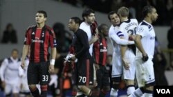 Pemain AC Milan Thiago Silva (kiri) dan Robinho tampak kecewa sementara para pemain Tottenham Hotspur merayakan keberhasilan melaju ke perempatfinal Liga Champions, setelah menang agregat 1-0 dalam pertandingan, Rabu, di London (9/3).