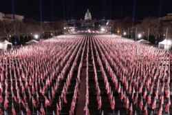 Cientos de banderas fueron colocadas en la Explanada Nacional frente al Capitolio en Washington, D.C., para sustitiuir a las personas que no acudirán a la investidura del presidente electo, Joe Biden.