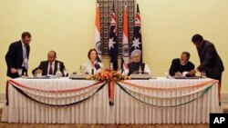 17일 인도 뉴델리에서 정상회담을 가진 호주의 줄리아 길러드 총리(가운데 왼쪽)와 만모한 싱 인도 총리(가운데 오른쪽).