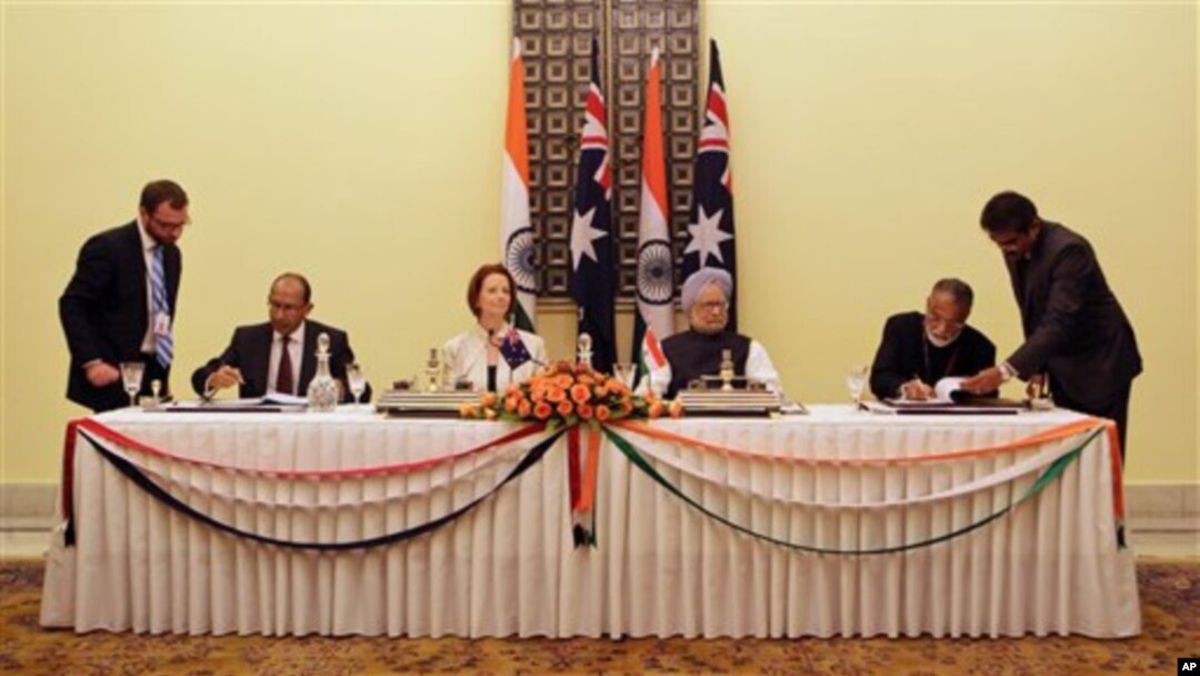 Trong cuộc họp báo chung, Thủ tướng Manmohan Singh (ở giữa bên phải) nói, chuyến công du này của Thủ tướng Australia (ở giữa bên trái) mở một chương mới trong bang giao giữa Ấn Độ và Australia.