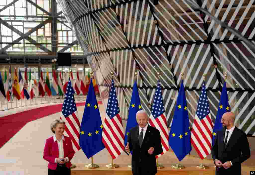 조 바이든 미국 대통령(가운데)과 샤를 미셸 EU 정상회의 상임의장(오른쪽), 우르줄라 폰데어라이엔 EU 집행위원장이 벨기에 브뤼셀에서 회담했다.