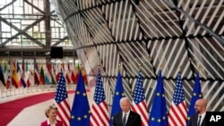 조 바이든 미국 대통령(가운데)과 샤를 미셸 EU 정상회의 상임의장(오른쪽), 우르줄라 폰데어라이엔 EU 집행위원장이 15일 벨기에 브뤼셀에서 회담했다.