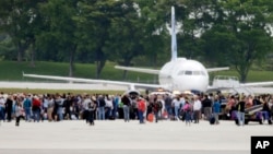 La gente se agolpó en la pista del aeropuerto de Fort Lauderdale, Florida, después que Esteban Santiago abriera fuego el vienres, 6 de enero, de 2017 en la terminal aeroportuaria.