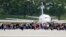 La gente se agolpó en la pista del aeropuerto de Fort Lauderdale, Florida, después que Esteban Santiago abriera fuego el vienres, 6 de enero, de 2017 en la terminal aeroportuaria.