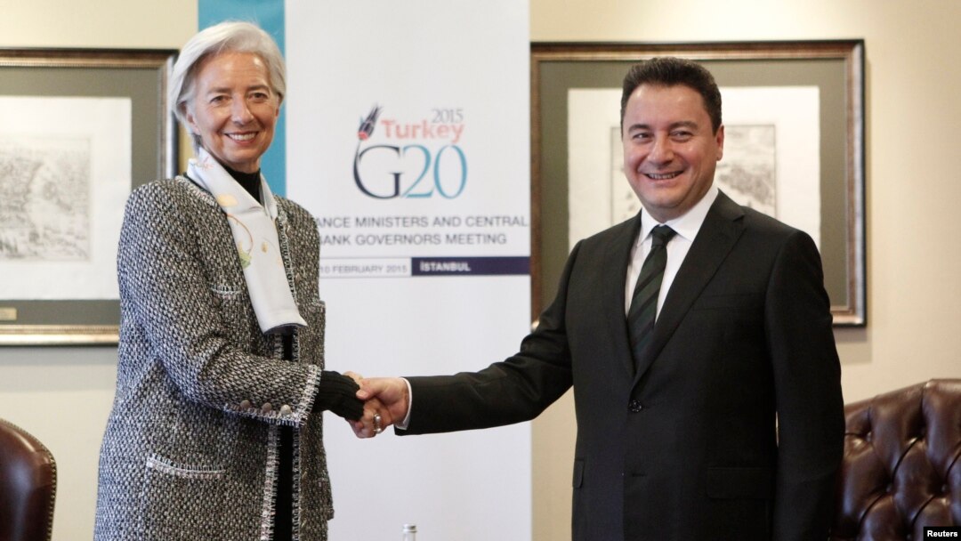 Wakil PM Turki, Ali Babacan (kanan) dan Direktur IMF, Christine Lagarde bersalaman sebelum pertemuan G20 dibuka di Istanbul, Senin (9/2).