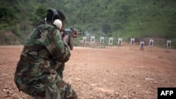 Un soldat des Forces armées centrafricaines lors d'une séance d'entraînement au camp Kassai, à Bangui, le 14 mars 2018.