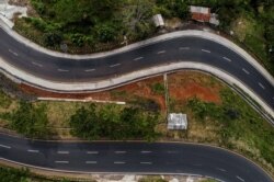 Vista aérea de la sureña ruta de Java en el primer día de una prohibición total de viajes internos en Indonesia antes del feriado de Eid Al-Fitr. Tasikmalaya, provincia Java Occidental. Jueves 6 de mayo de 2021.