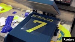 Estampan el nombre del delantero Cristiano Ronaldo en la camiseta de su nuevo equipo, el Al Nassr saudita, en el que portará su ya tradicional número 7, en Riad, Arabia Saudita, el 31 de diciembre de 2022.