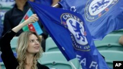 Une supportrice de Chelsea avant la finale de la Ligue Europa entre Arsenal et Chelsea au stade olympique de Bakou en Azerbaïdjan, le 29 mai 2019. (AP Photo/Luca Bruno)