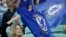 Des supporters de Chelsea brandissent le drapeau du club lors de la finale de l'Europa League contre Arsenal, Azerbaijan, le 29 mai 2019.