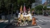 藏人活动人士洛嘎让赞2026年7月2日傍晚在纽约联合国总部外自焚身亡后，人们在纽约市为他设立的临时悼念场地。(2026年7月8日)