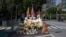 藏人活动人士洛嘎让赞2026年7月2日傍晚在纽约联合国总部外自焚身亡后，人们在纽约市为他设立的临时悼念场地。(2026年7月8日)