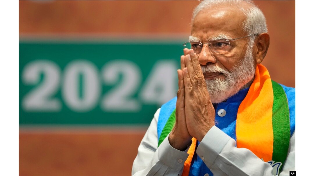 Perdana Menteri India Narendra Modi menyapa saat pembukaan manifesto pemilu partai nasionalis Hindu Bharatiya Janata di New Delhi, India, 14 April 2024. (AP)